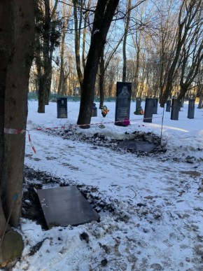 По факту повреждения надгробий на мемориале в Курске направили заявление в СК