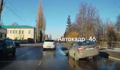 В Курске машина провалилась в яму на дороге