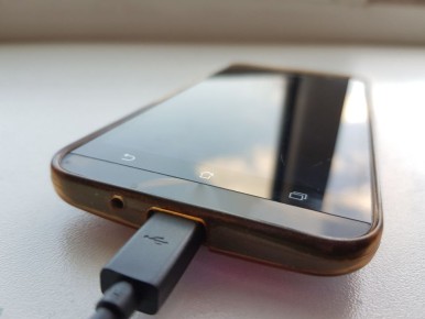 Курянка «случайно» украла телефон у крестной мамы