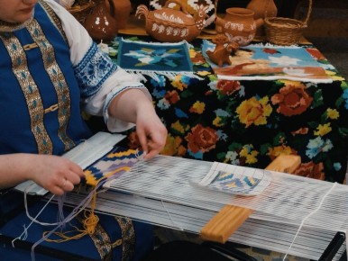 В Курске провели мастер-класс по созданию суджанского ковра