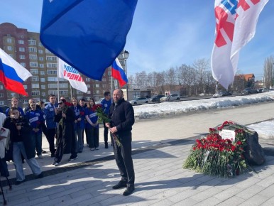 В Курске олимпийские чемпионы возложили цветы в честь годовщины освобождения Суджи