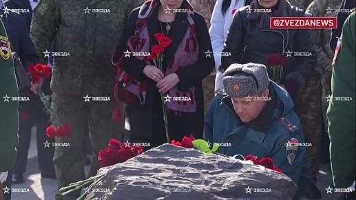 В годовщину освобождения Суджи в Курске возложили цветы к заложенному камню будущего памятника героям, спасшим мирных жителей