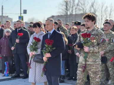 В годовщину освобождения Суджи в парке «Патриот» в Курске возложили цветы и венки