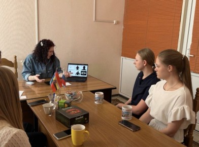 Фотокорреспондент и видеограф «ГИ» Рина Горлова провела для детской пресс-службы администрации Курска мастер-класс по фото и видеоискусству