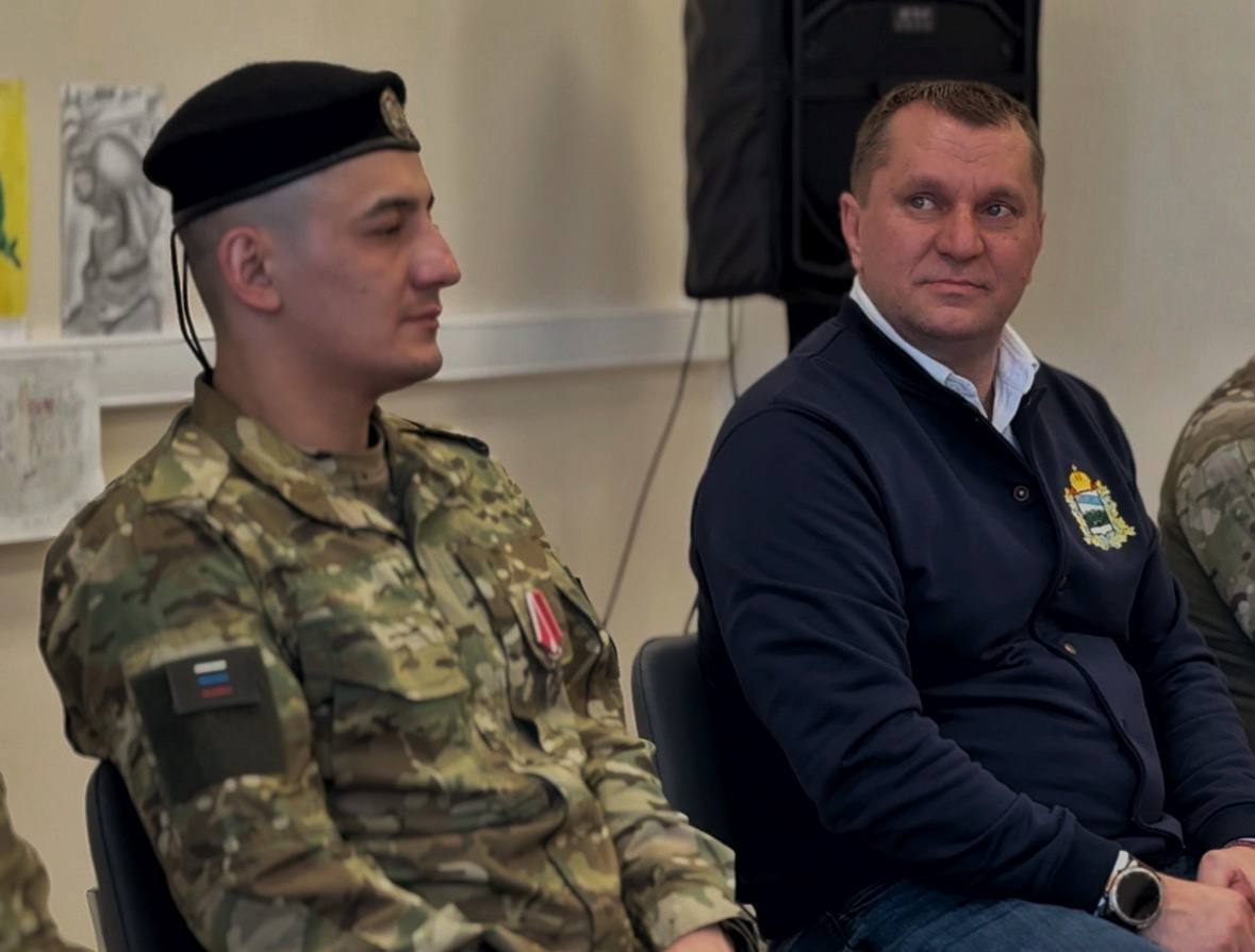 Вчера ребята из Курского приграничья встретились с участниками операции «Поток», военнослужащими ОДШБР «Ветераны» - «Мексикой», «Бумером» и «АК-47» Вчера ребята из Курского приграничья встретились с участниками операции «Поток», военнослужащими ОДШБР «Ветераны» - «Мексикой», «Бумером» и «АК-47»