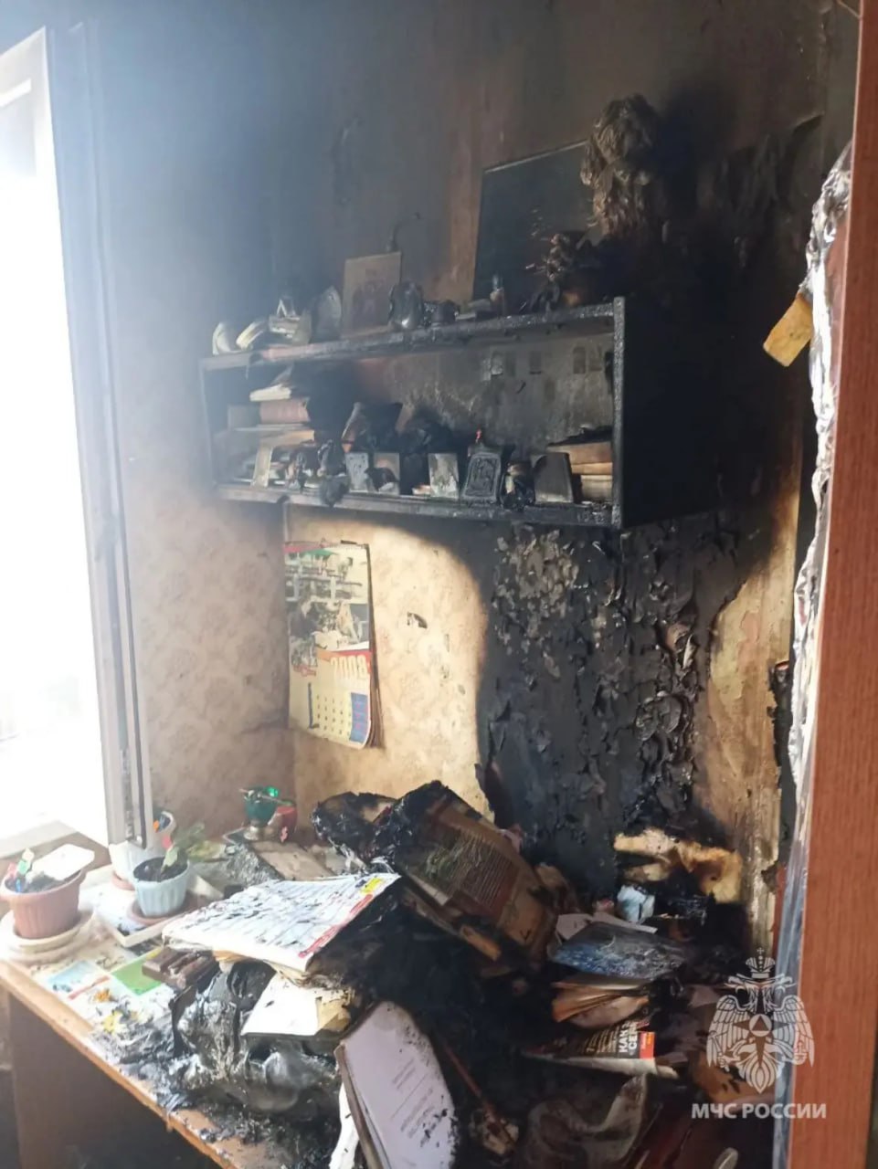 В Курске из-за свечи в пластиковом стаканчике едва не сгорела квартира