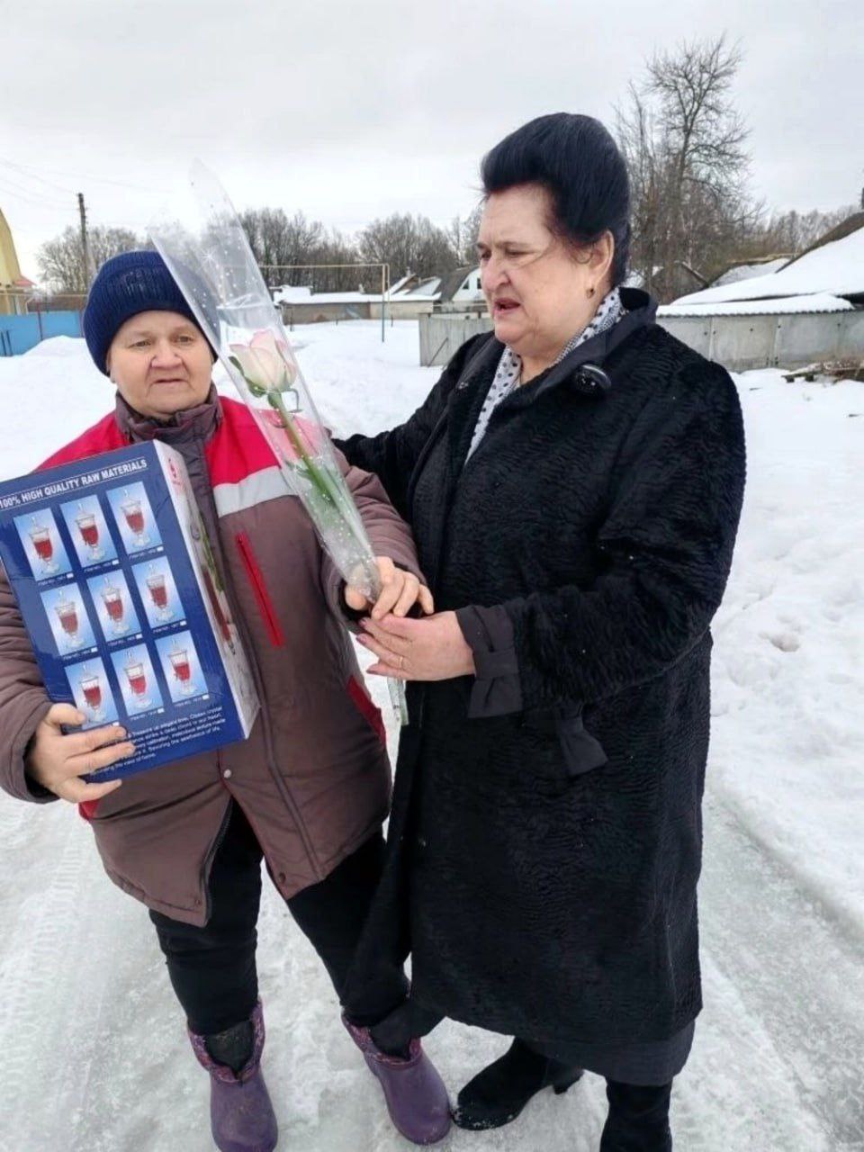 В Фатежском районе единороссы вручили памятные подарки женам участников СВО