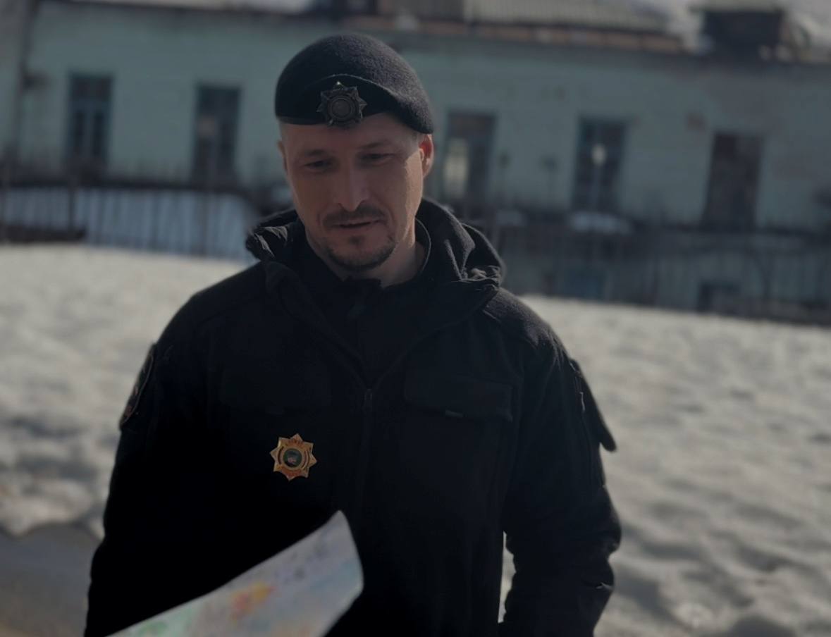 Встретившись 13 марта с нашими защитниками, передал им рисунки детей - участников конкурса Центра «Патриот» - «Курский характер» Встретившись 13 марта с нашими защитниками, передал им рисунки детей - участников конкурса Центра «Патриот» - «Курский характер»