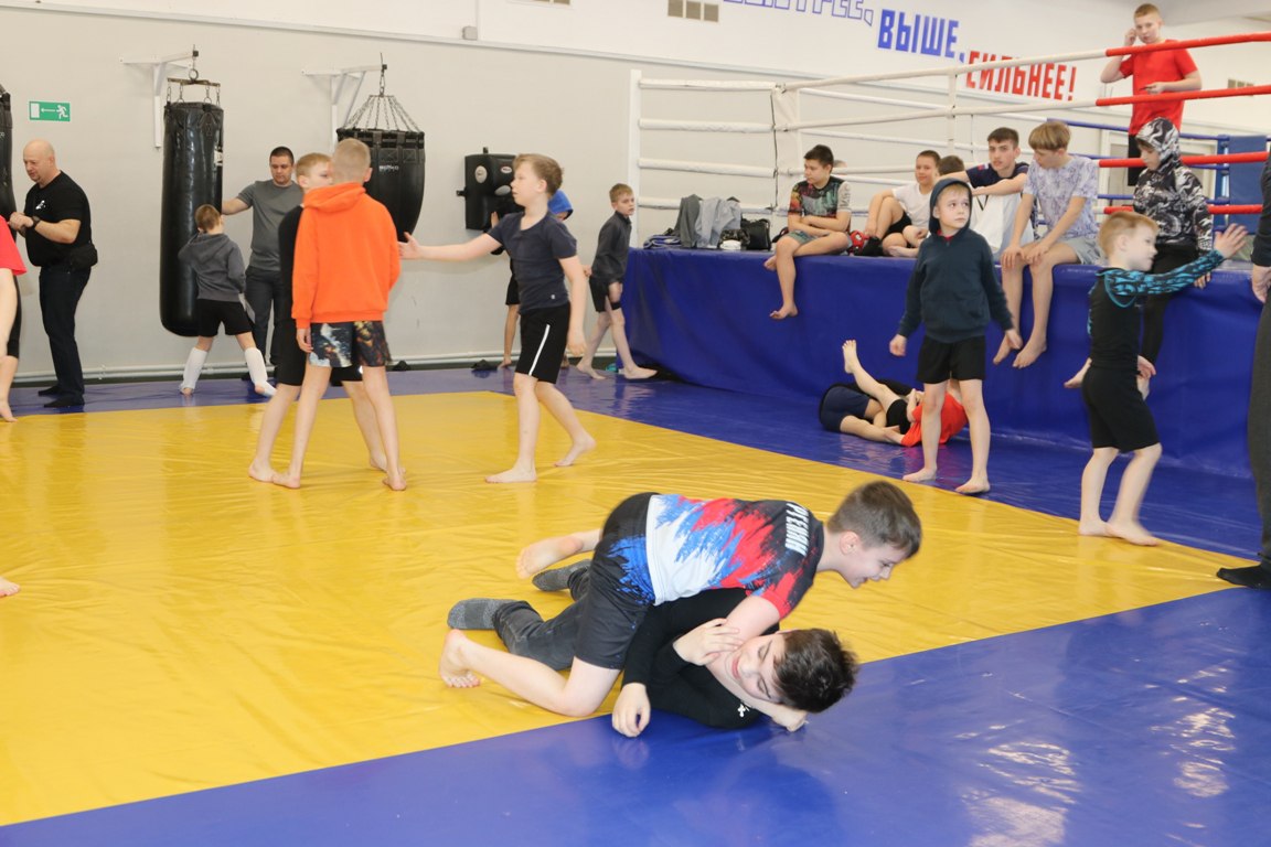 Александр Михайлов: Совместно с исполняющей обязанности заместителя главы администрации города Ларисой Кравченко посетили военно – спортивный клуб «БУ-ДО», где приняли участие в открытии внутриклубного турнира по панкратиону Александр Михайлов: Совместно с исполняющей обязанности заместителя главы администрации города Ларисой Кравченко посетили военно – спортивный клуб «БУ-ДО», где приняли участие в открытии внутриклубного турнира по панкратиону