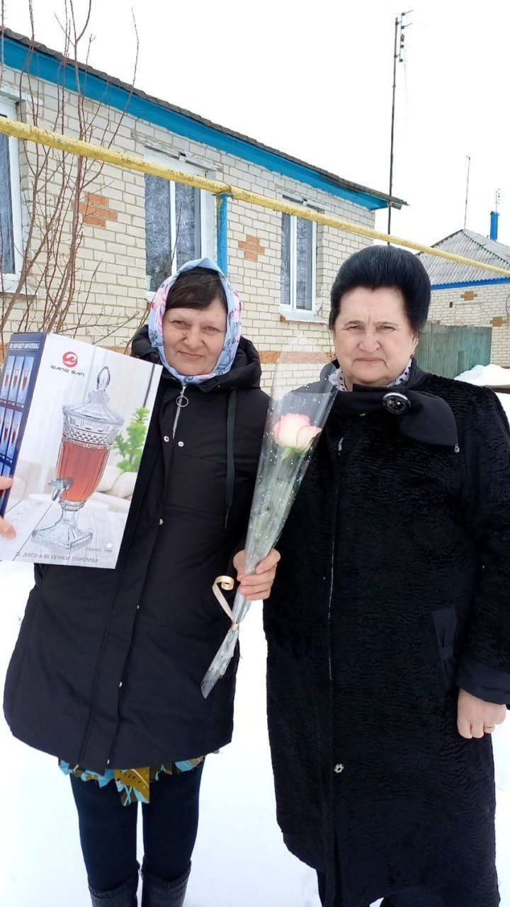 В Фатежском районе единороссы вручили памятные подарки женам участников СВО В Фатежском районе единороссы вручили памятные подарки женам участников СВО