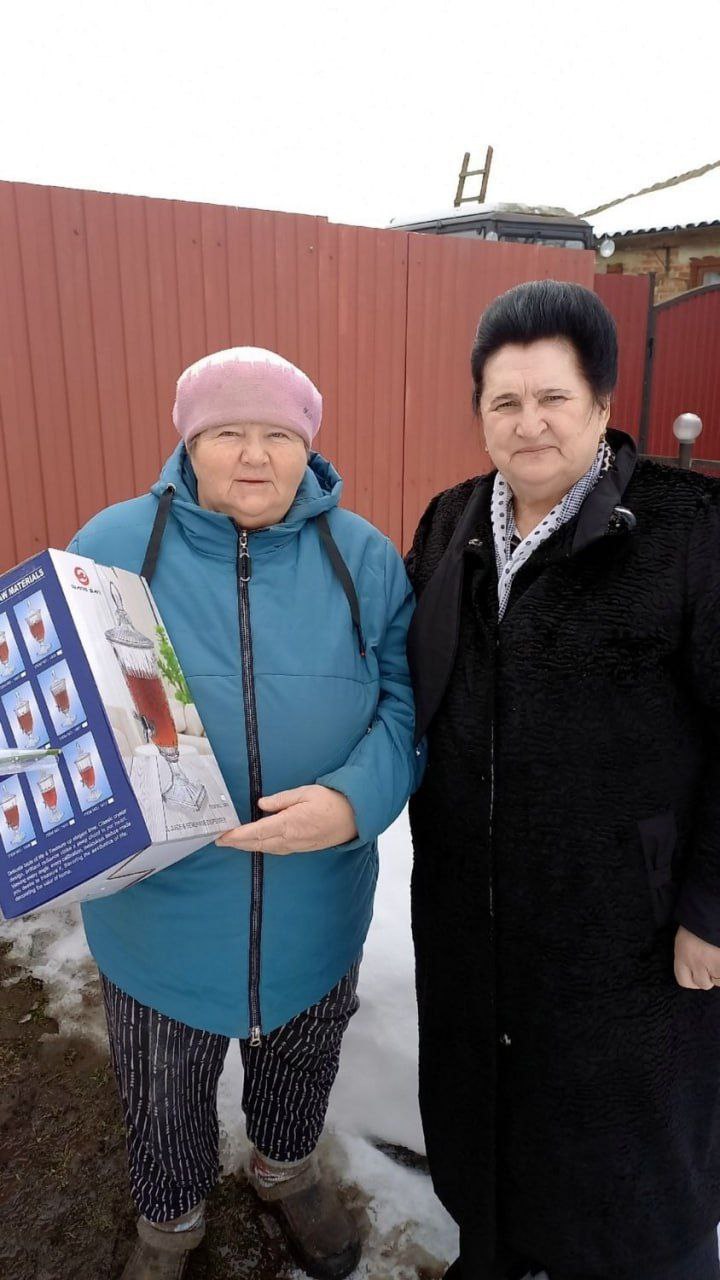 В Фатежском районе единороссы вручили памятные подарки женам участников СВО В Фатежском районе единороссы вручили памятные подарки женам участников СВО