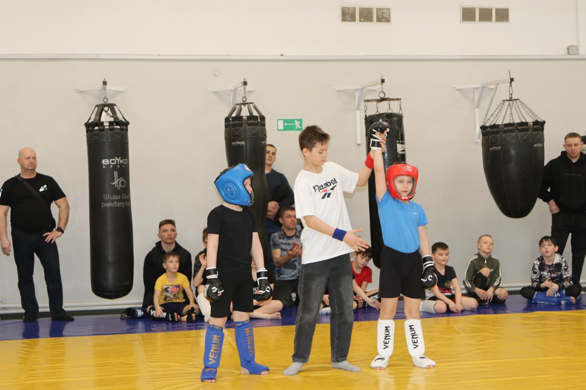 Александр Михайлов: Совместно с исполняющей обязанности заместителя главы администрации города Ларисой Кравченко посетили военно – спортивный клуб «БУ-ДО», где приняли участие в открытии внутриклубного турнира по панкратиону Александр Михайлов: Совместно с исполняющей обязанности заместителя главы администрации города Ларисой Кравченко посетили военно – спортивный клуб «БУ-ДО», где приняли участие в открытии внутриклубного турнира по панкратиону