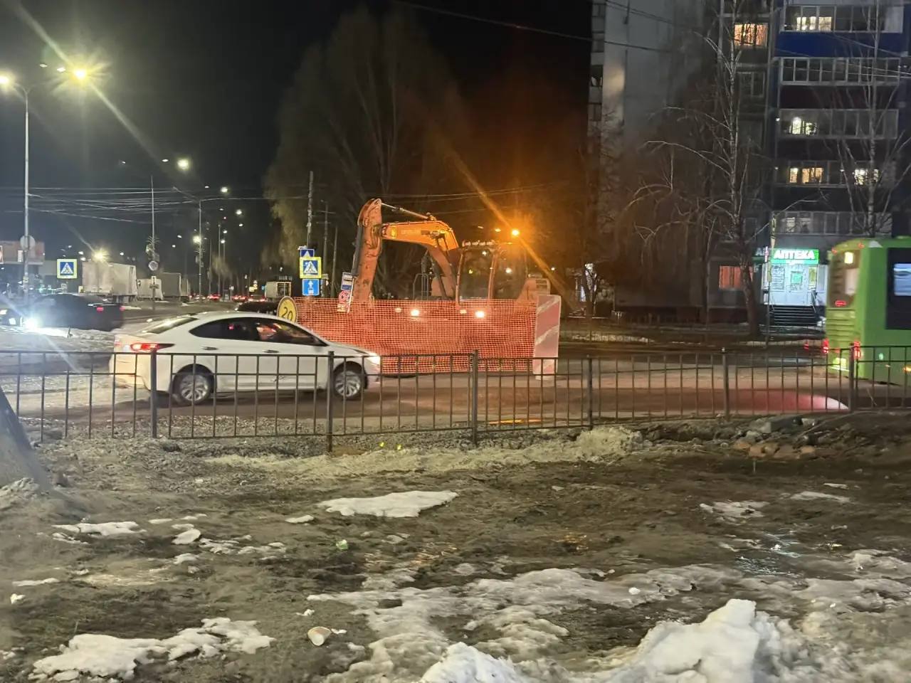 Около ТЦ «Бумеранг» обрушился канализационный коллектор