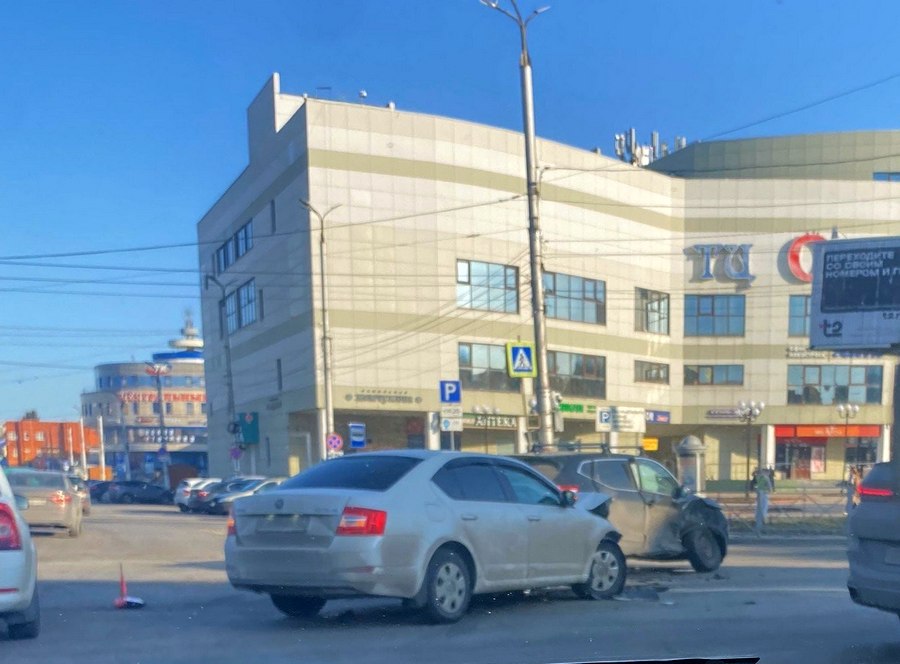 Жесткая авария в Курске затруднила движение возле Центрального рынка