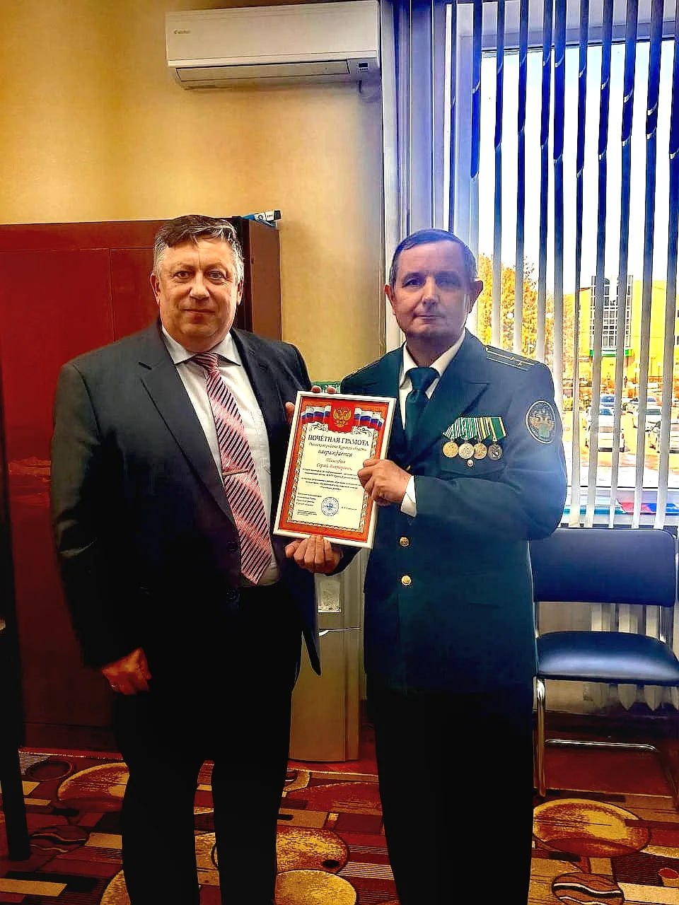 Андрей Белоусов: Сегодня в Администрации Рыльского района состоялась торжественная церемония награждения сотрудников таможенного поста МАПП Крупец Курской таможни