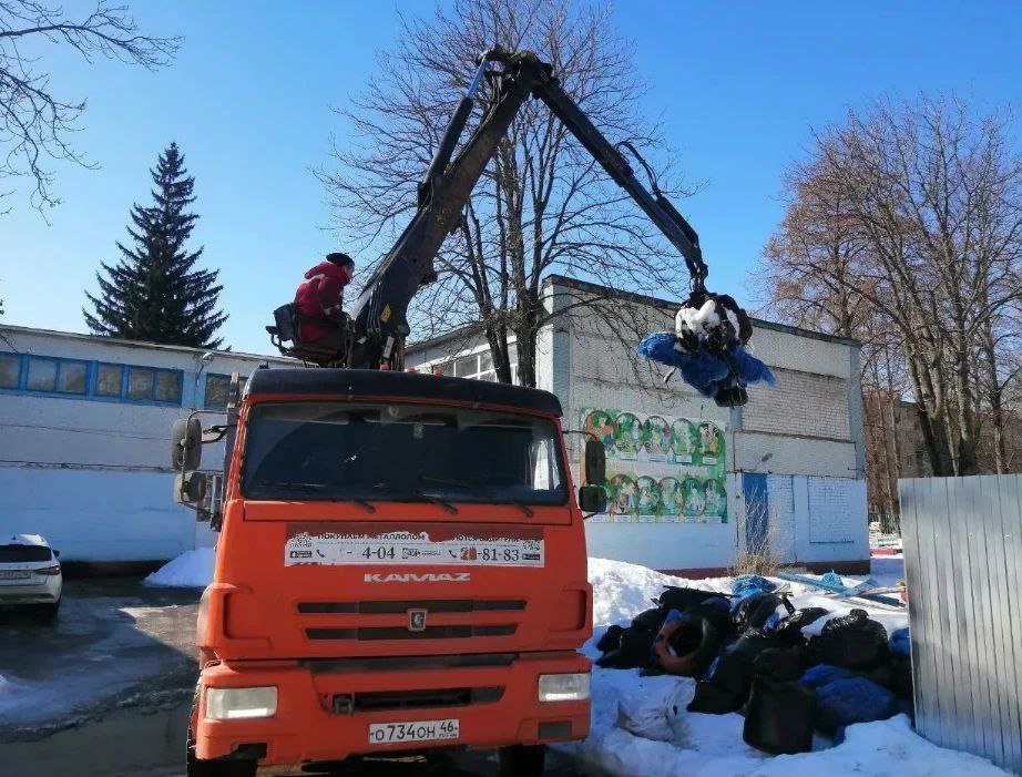 Администрацией Сеймского округа при содействии компании АО «Курсквтормет» выполнены работы по вывозу пакетов с мусором с территории детского сада №76