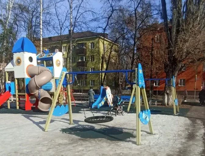 В парке имени Рокоссовского отремонтировали детскую площадку В парке имени Рокоссовского отремонтировали детскую площадку