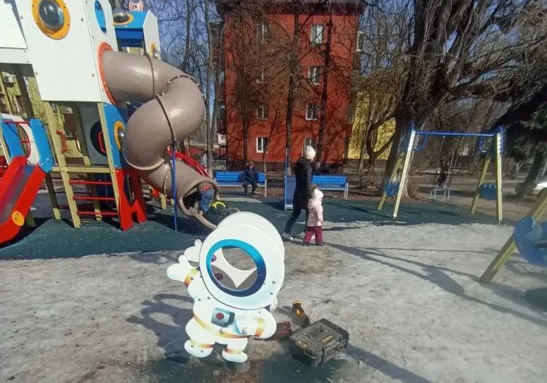 В парке имени Рокоссовского отремонтировали детскую площадку
