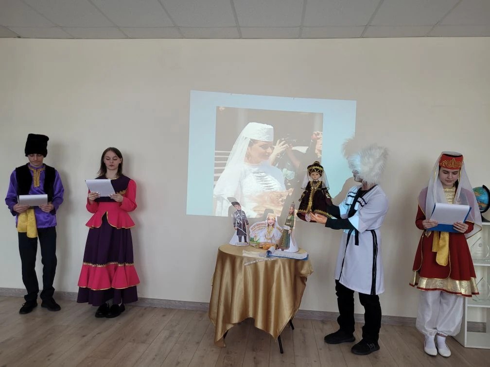 В Центре Первых Медвенского района прошел первый этап деловой игры, посвященной Году единства народов России В Центре Первых Медвенского района прошел первый этап деловой игры, посвященной Году единства народов России