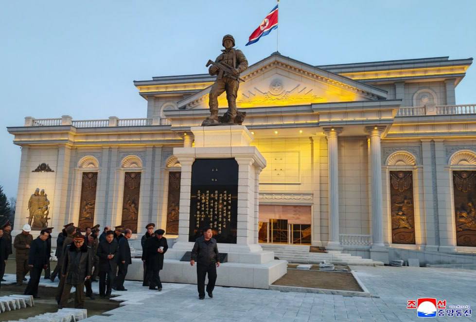 Ким Чен Ын посетил стройку музея в честь участников боев за Курскую область