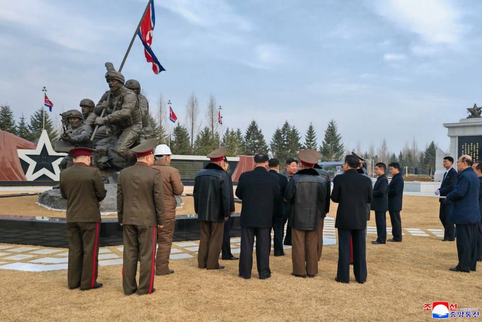 Ким Чен Ын посетил стройку музея в честь участников боев за Курскую область Ким Чен Ын посетил стройку музея в честь участников боев за Курскую область