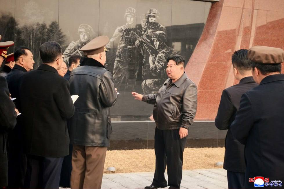 Ким Чен Ын посетил стройку музея в честь участников боев за Курскую область Ким Чен Ын посетил стройку музея в честь участников боев за Курскую область