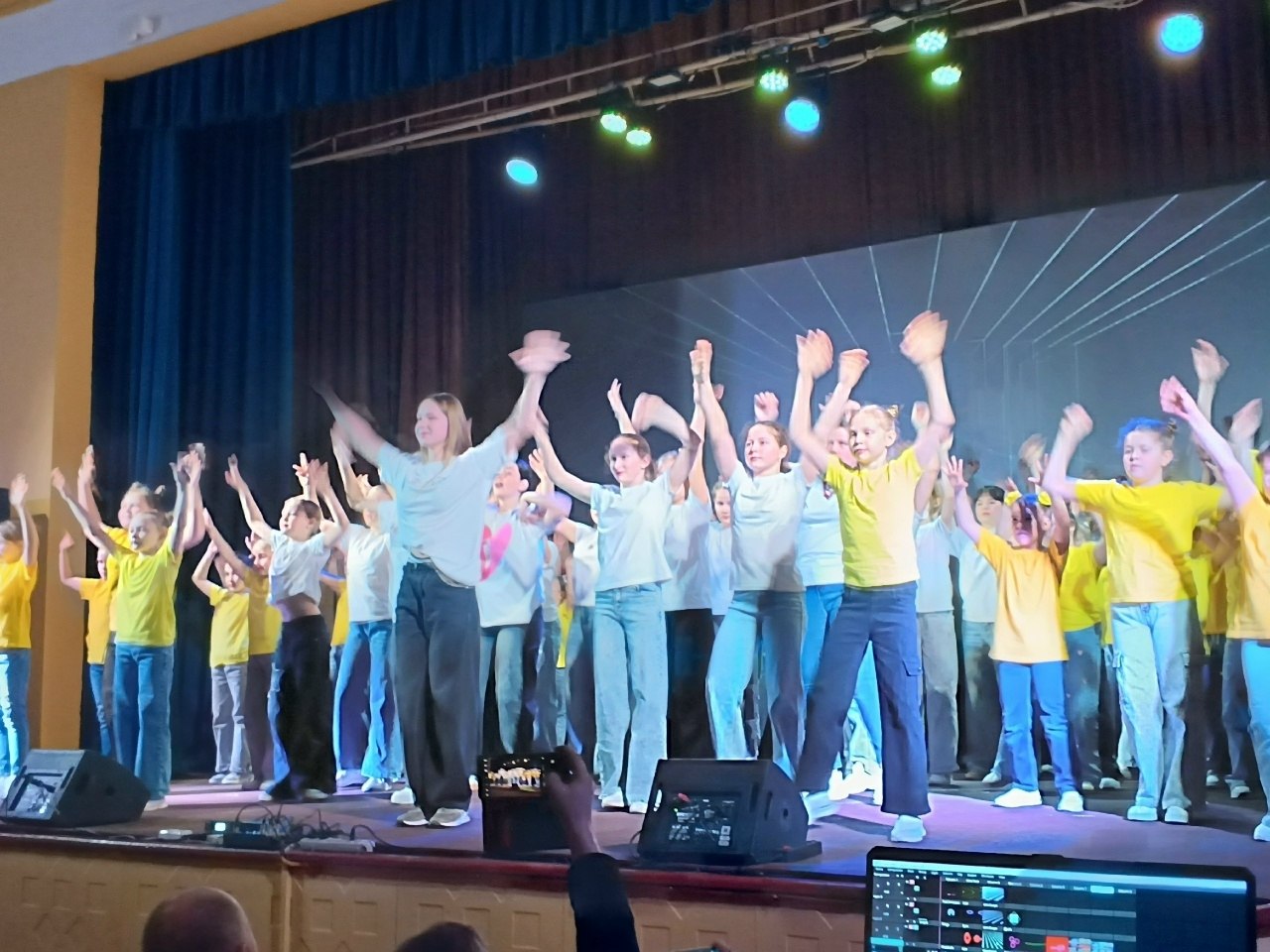 В Щиграх с большим успехом прошел концерт танцевальных коллективов «Связь поколений: от сердца к сердцу» В Щиграх с большим успехом прошел концерт танцевальных коллективов «Связь поколений: от сердца к сердцу»