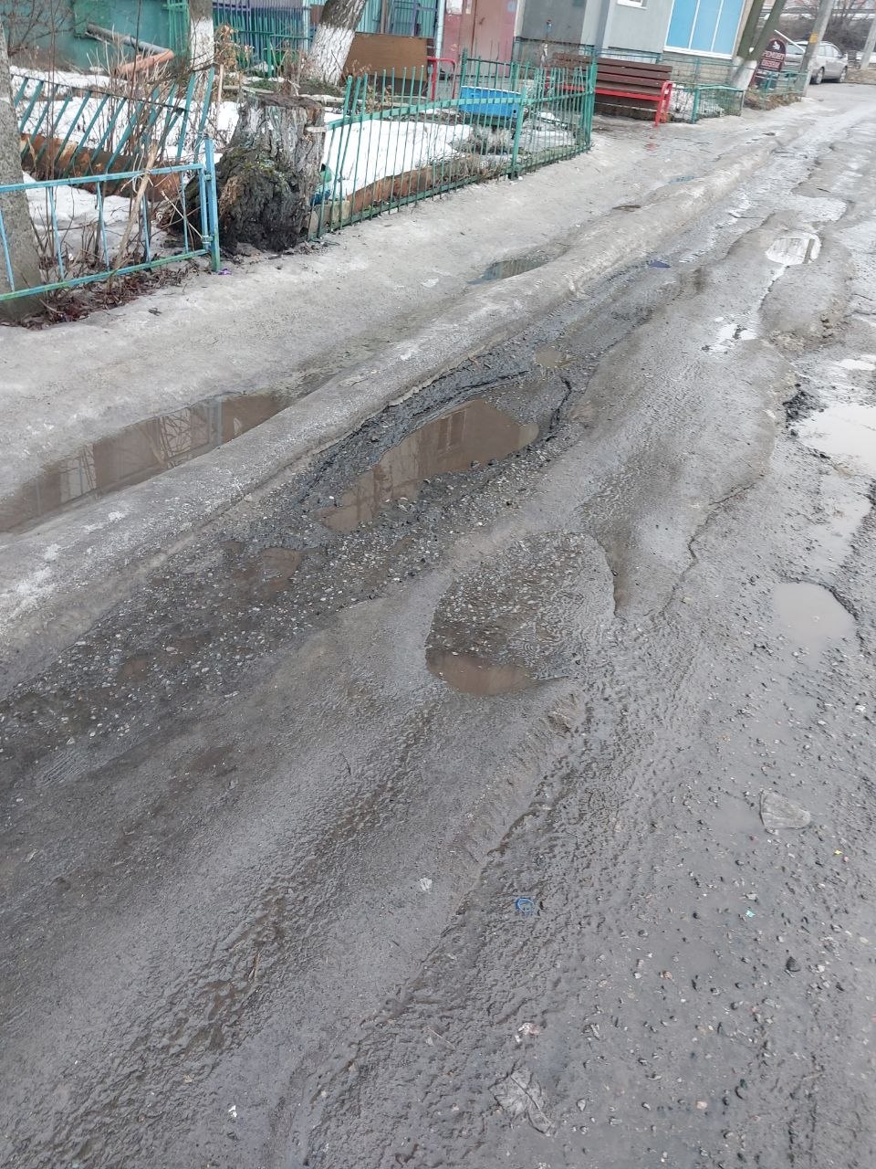 Нам пишут:. — Хочу показать, в каком состоянии находится дорога у дома №16 по улице Литовской Нам пишут:. — Хочу показать, в каком состоянии находится дорога у дома №16 по улице Литовской