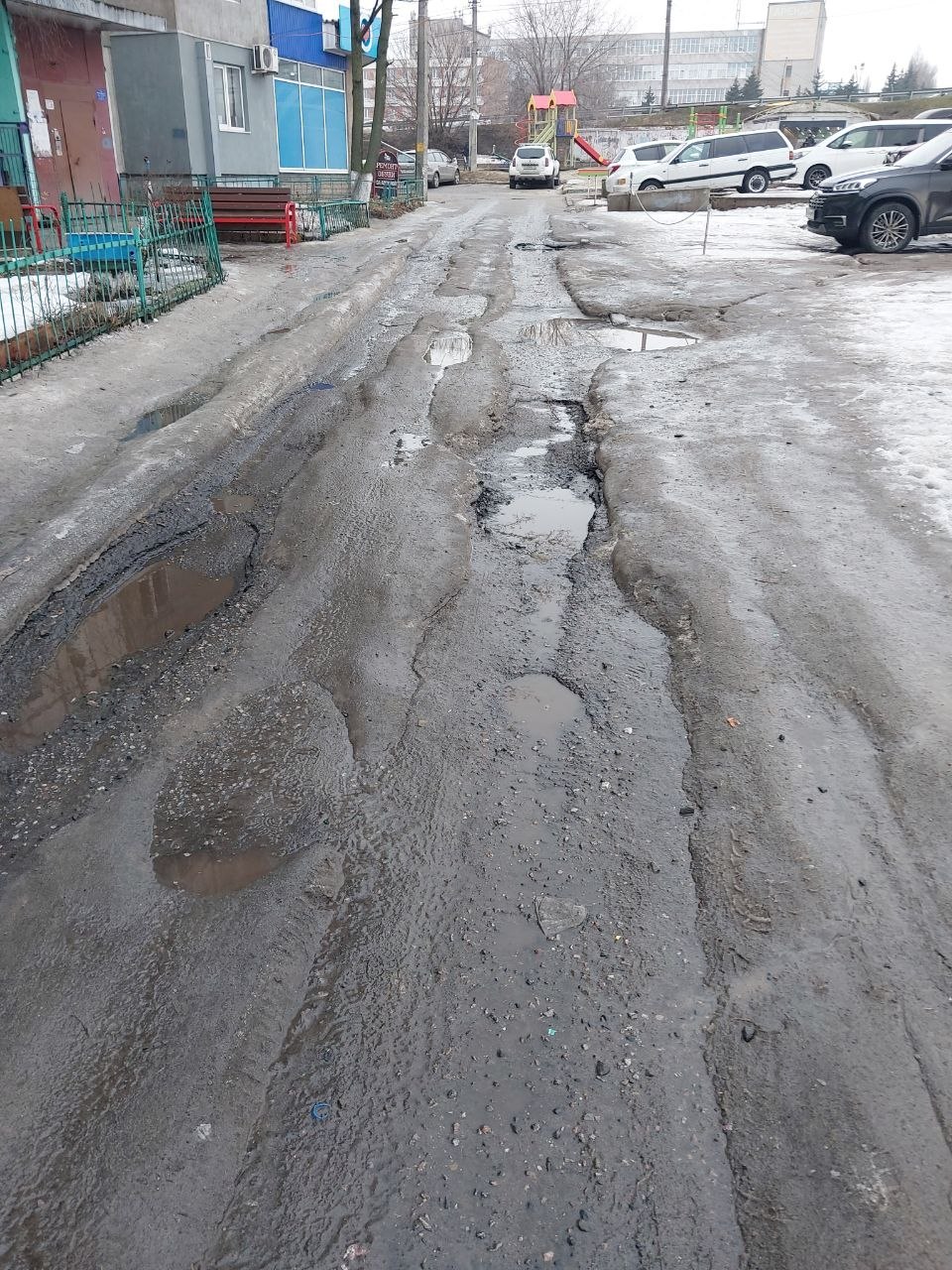 Нам пишут:. — Хочу показать, в каком состоянии находится дорога у дома №16 по улице Литовской