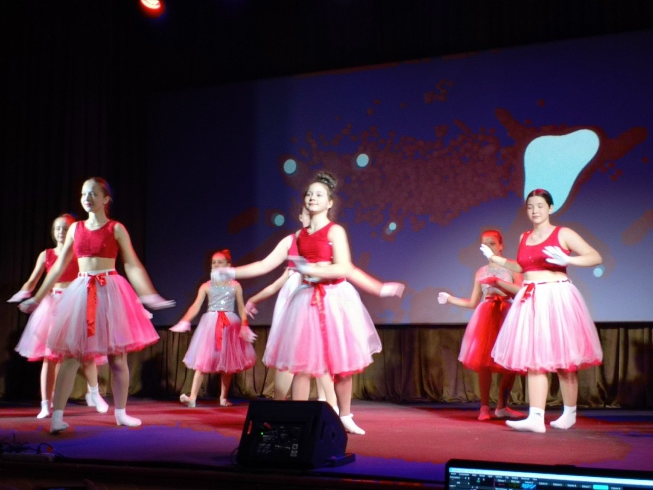 В Щиграх с большим успехом прошел концерт танцевальных коллективов «Связь поколений: от сердца к сердцу» В Щиграх с большим успехом прошел концерт танцевальных коллективов «Связь поколений: от сердца к сердцу»