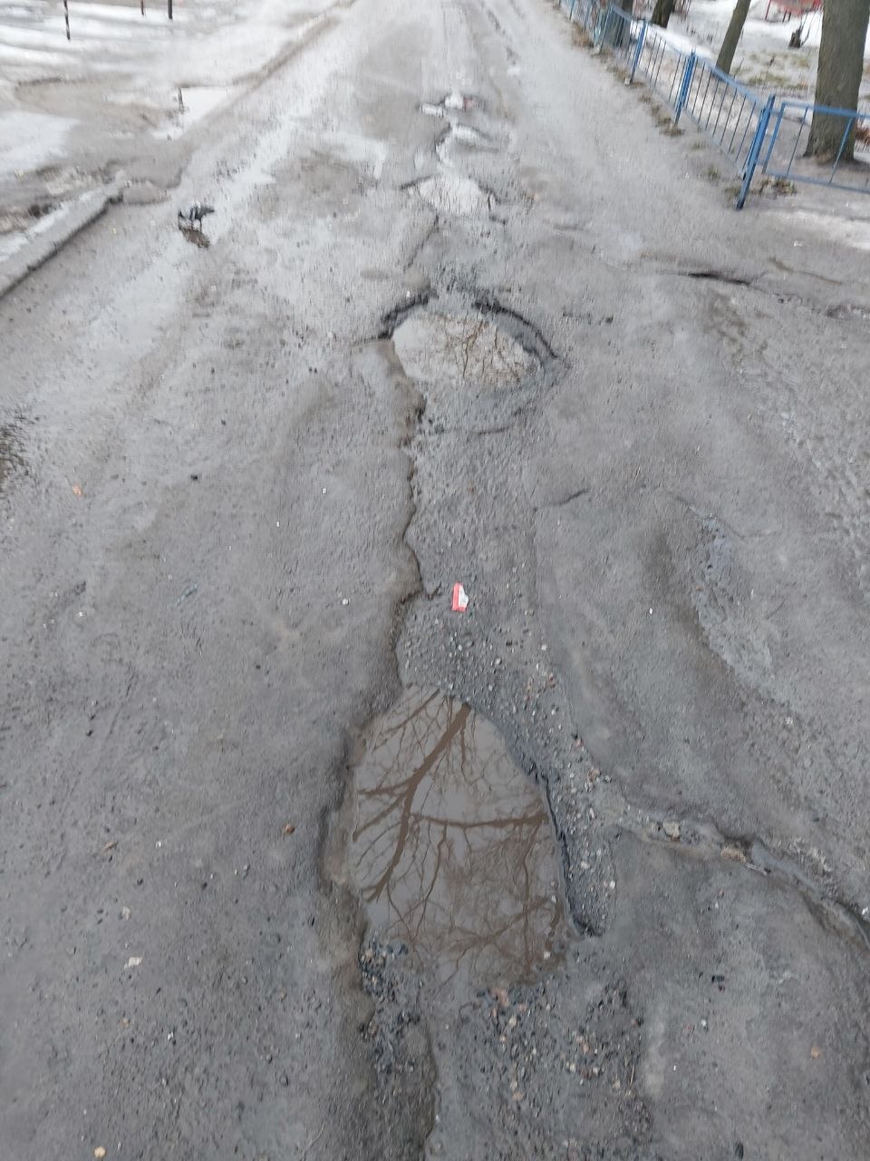 Нам пишут:. — Хочу показать, в каком состоянии находится дорога у дома №16 по улице Литовской Нам пишут:. — Хочу показать, в каком состоянии находится дорога у дома №16 по улице Литовской