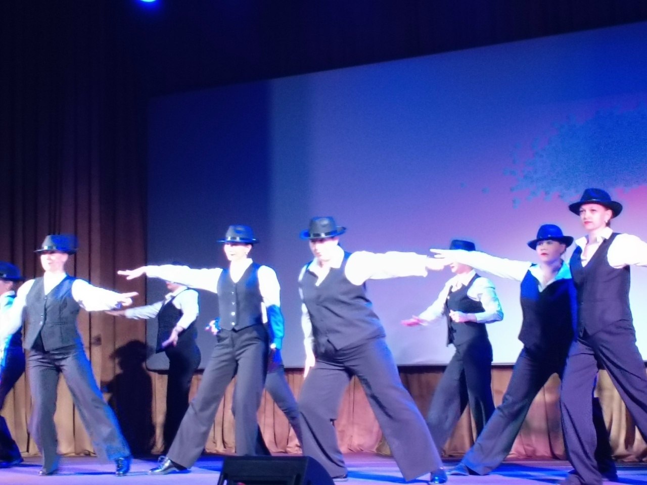 В Щиграх с большим успехом прошел концерт танцевальных коллективов «Связь поколений: от сердца к сердцу» В Щиграх с большим успехом прошел концерт танцевальных коллективов «Связь поколений: от сердца к сердцу»