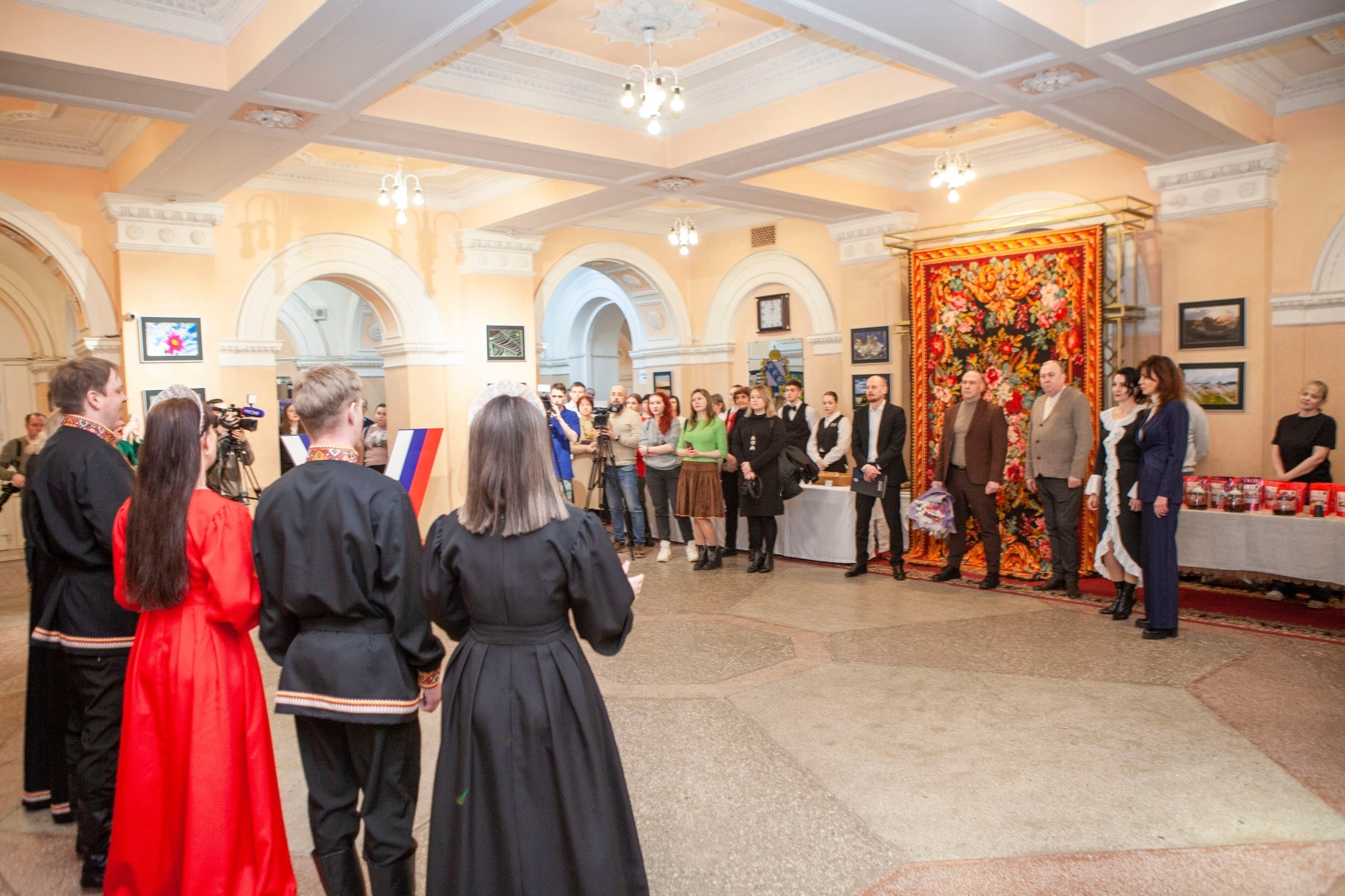 Фолк-группа «Денница» под руководством Светланы Фурчевой выступила на открытии первой гончарной школы в Курске! В областном Дворце культуры им. В.Н. Винокура стартовал проект «Культура приграничья», в основу которого легло... Фолк-группа «Денница» под руководством Светланы Фурчевой выступила на открытии первой гончарной школы в Курске! В областном Дворце культуры им. В.Н. Винокура стартовал проект «Культура приграничья», в основу которого легло...