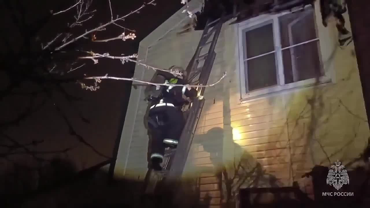 В центре Курска сгорела двухэтажная баня