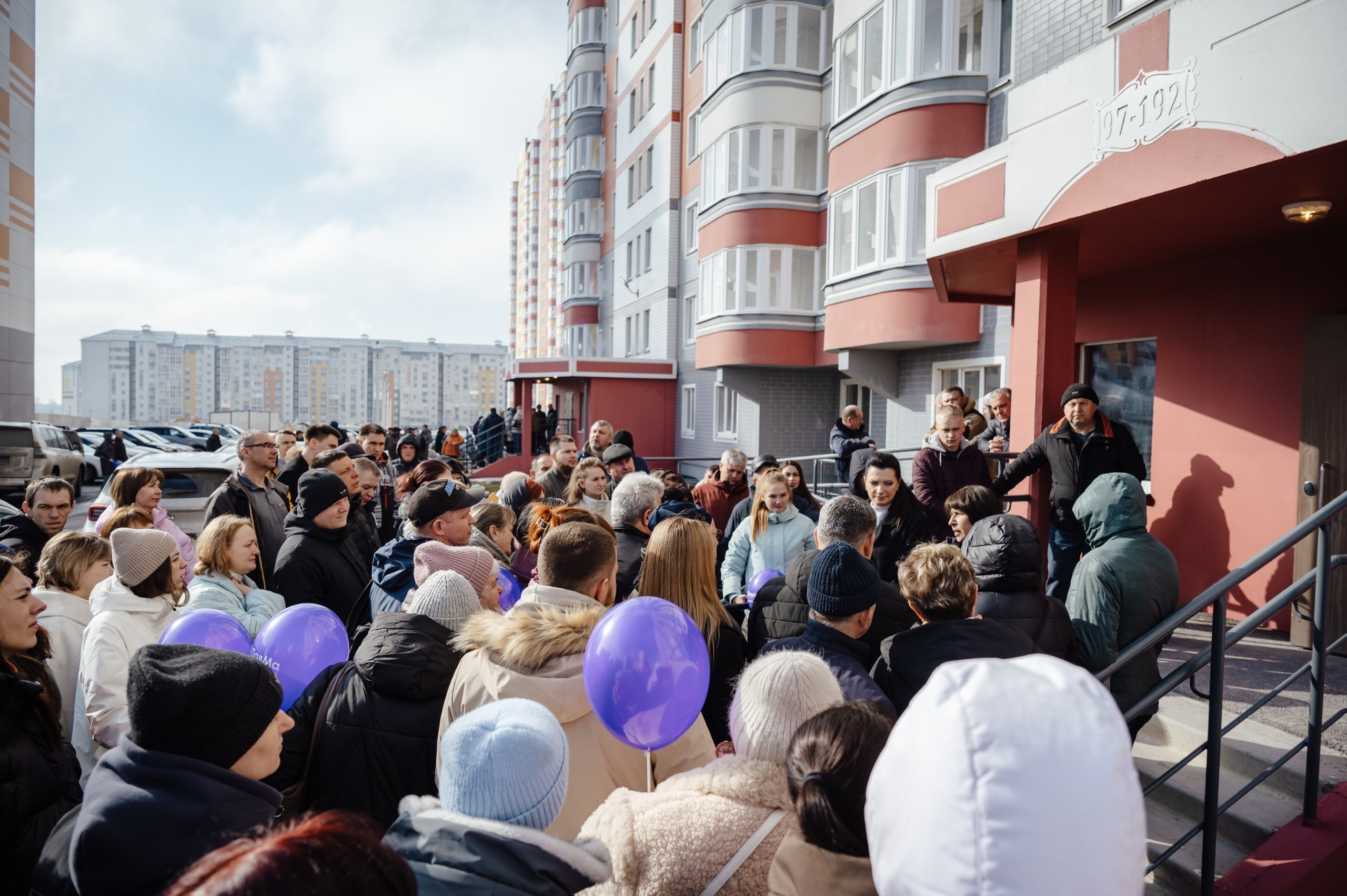 В Курске 169 жителей из приграничных районов получили ключи от квартир на проспекте Надежды Плевицкой