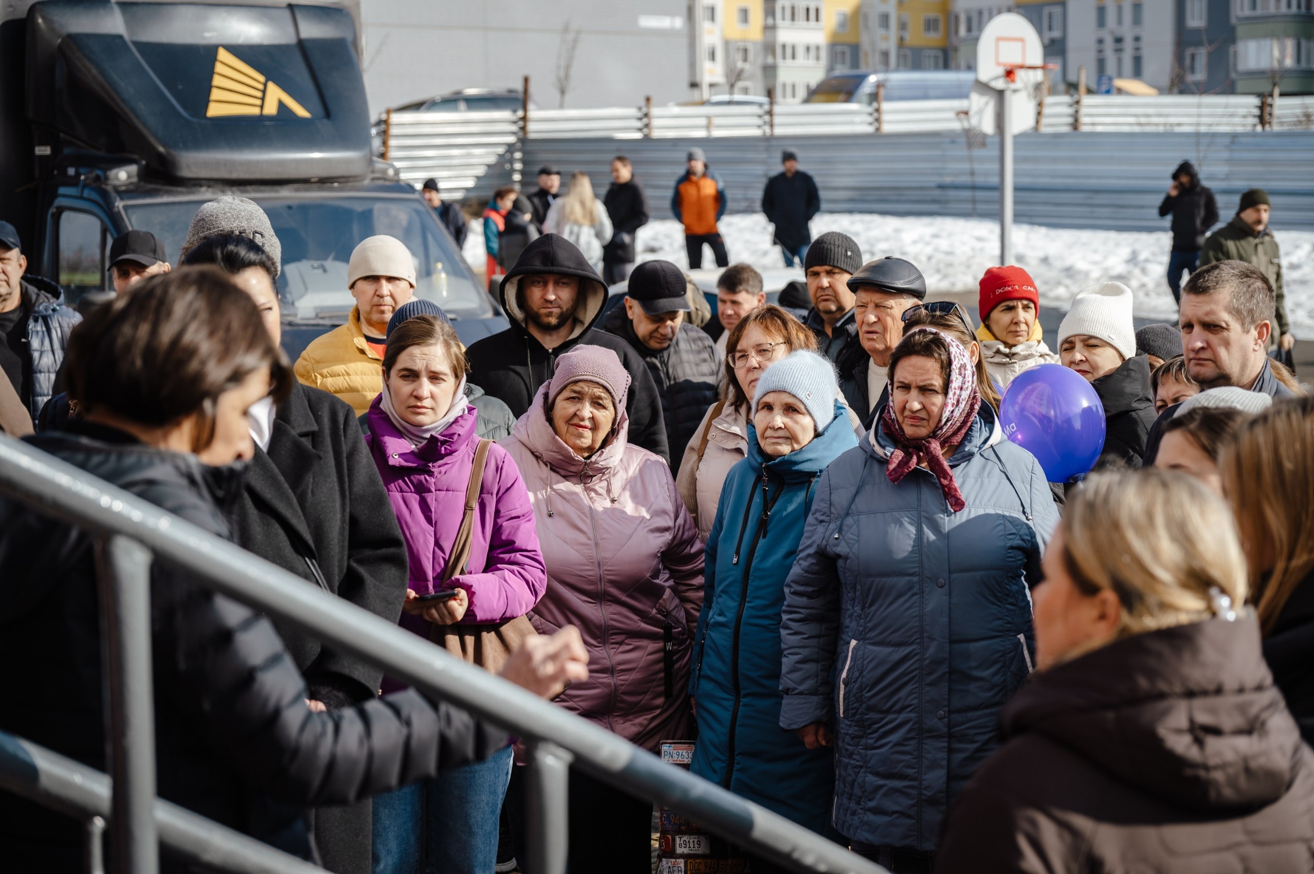 В Курске 169 жителей из приграничных районов получили ключи от квартир на проспекте Надежды Плевицкой В Курске 169 жителей из приграничных районов получили ключи от квартир на проспекте Надежды Плевицкой