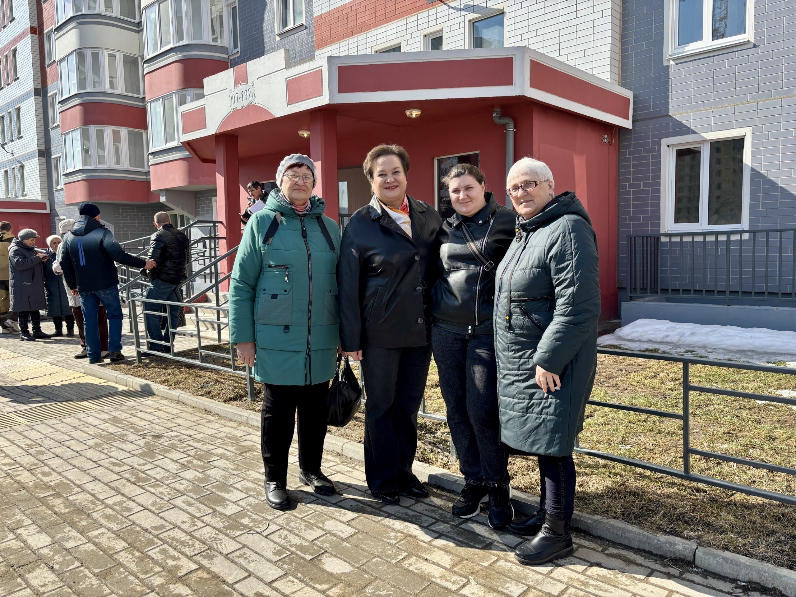 В Курске 169 жителей из приграничных районов получили ключи от квартир на проспекте Надежды Плевицкой В Курске 169 жителей из приграничных районов получили ключи от квартир на проспекте Надежды Плевицкой