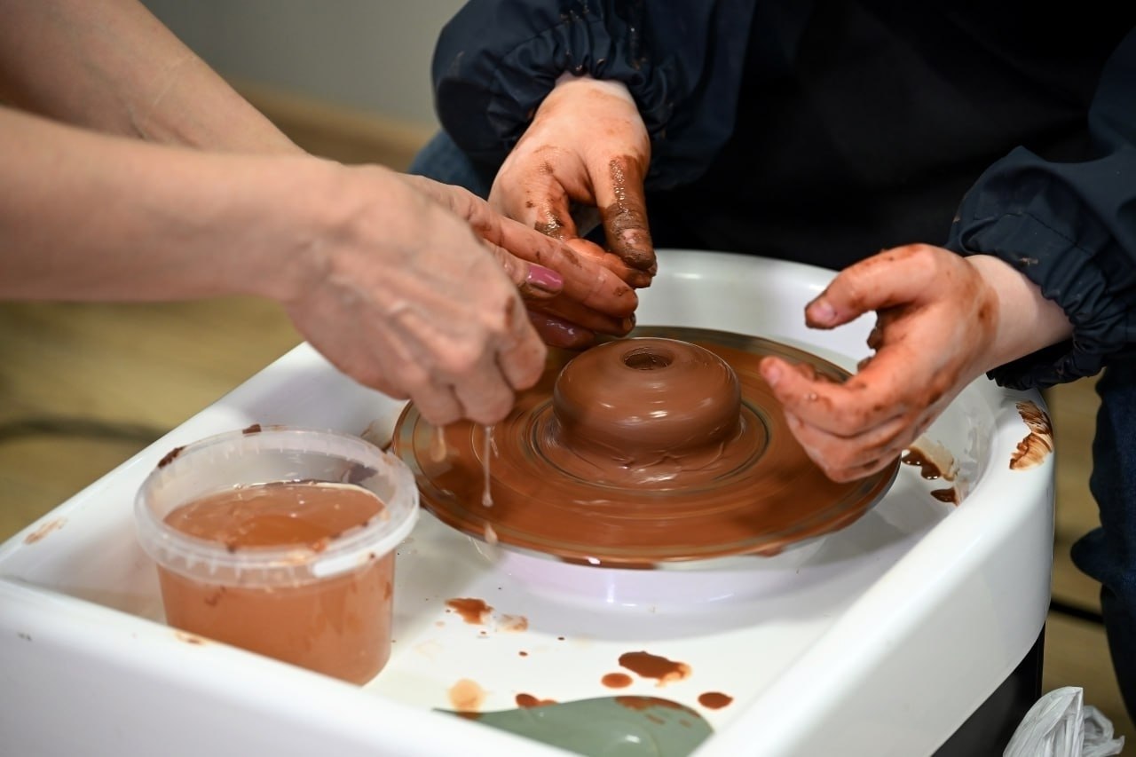 Фолк-группа «Денница» под руководством Светланы Фурчевой выступила на открытии первой гончарной школы в Курске! В областном Дворце культуры им. В.Н. Винокура стартовал проект «Культура приграничья», в основу которого легло... Фолк-группа «Денница» под руководством Светланы Фурчевой выступила на открытии первой гончарной школы в Курске! В областном Дворце культуры им. В.Н. Винокура стартовал проект «Культура приграничья», в основу которого легло...