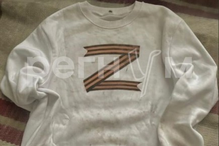 Марина Ахмедова: По каналам расходится история некоего ветерана из Курска, с сына которого учительница сорвала футболку с буквой Z и швырнула ее на пол