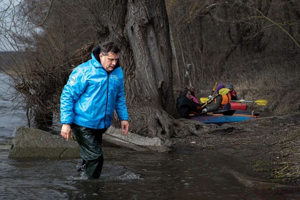 В Курске эковолонтеры провели субботник на сапах и каяках В Курске эковолонтеры провели субботник на сапах и каяках