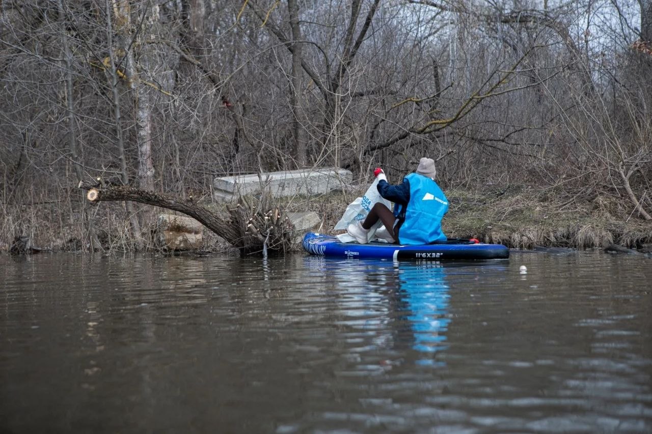 В Курске эковолонтеры провели субботник на сапах и каяках В Курске эковолонтеры провели субботник на сапах и каяках