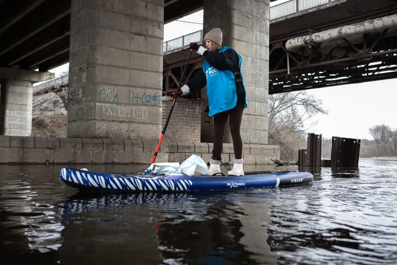 В Курске эковолонтеры провели субботник на сапах и каяках В Курске эковолонтеры провели субботник на сапах и каяках