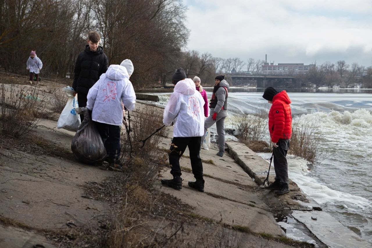 В Курске эковолонтеры провели субботник на сапах и каяках В Курске эковолонтеры провели субботник на сапах и каяках