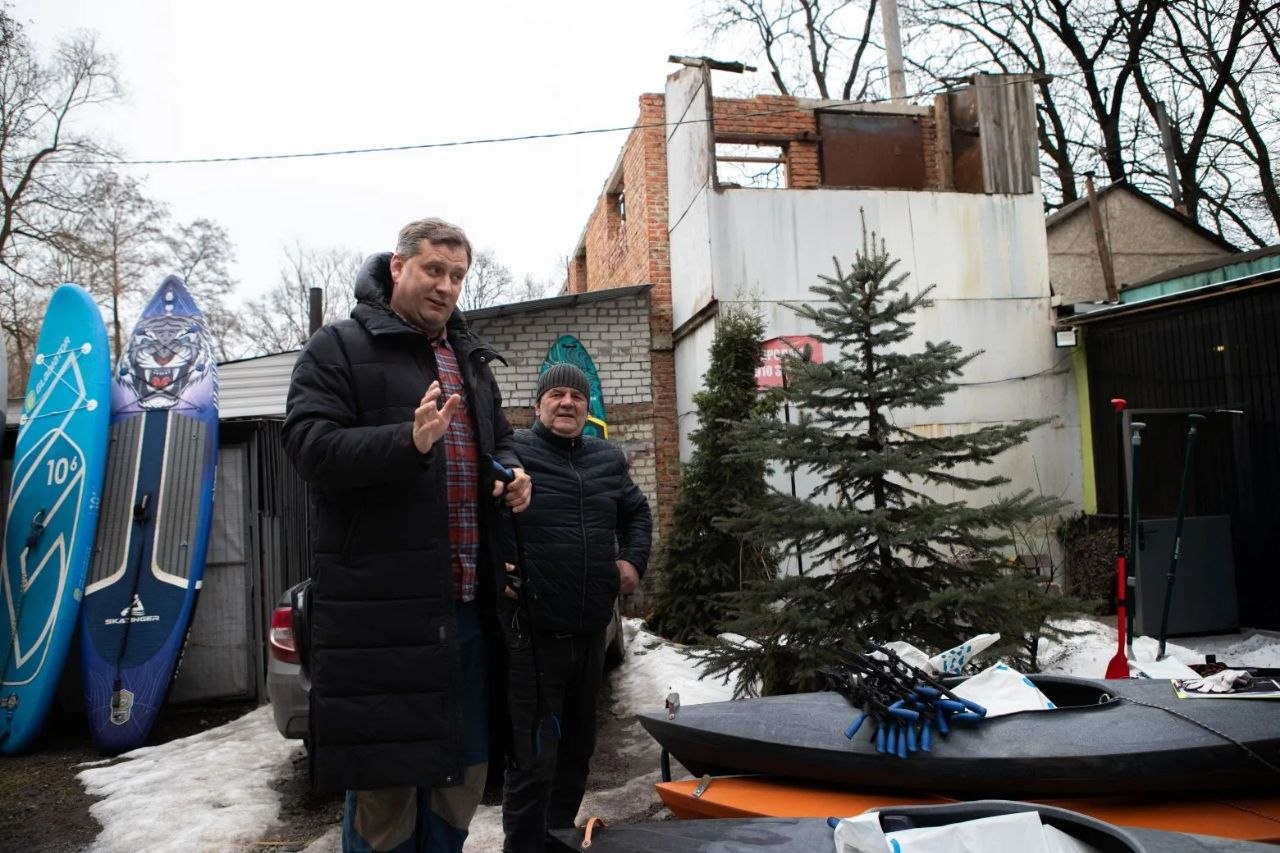 В Курске эковолонтеры провели субботник на сапах и каяках В Курске эковолонтеры провели субботник на сапах и каяках