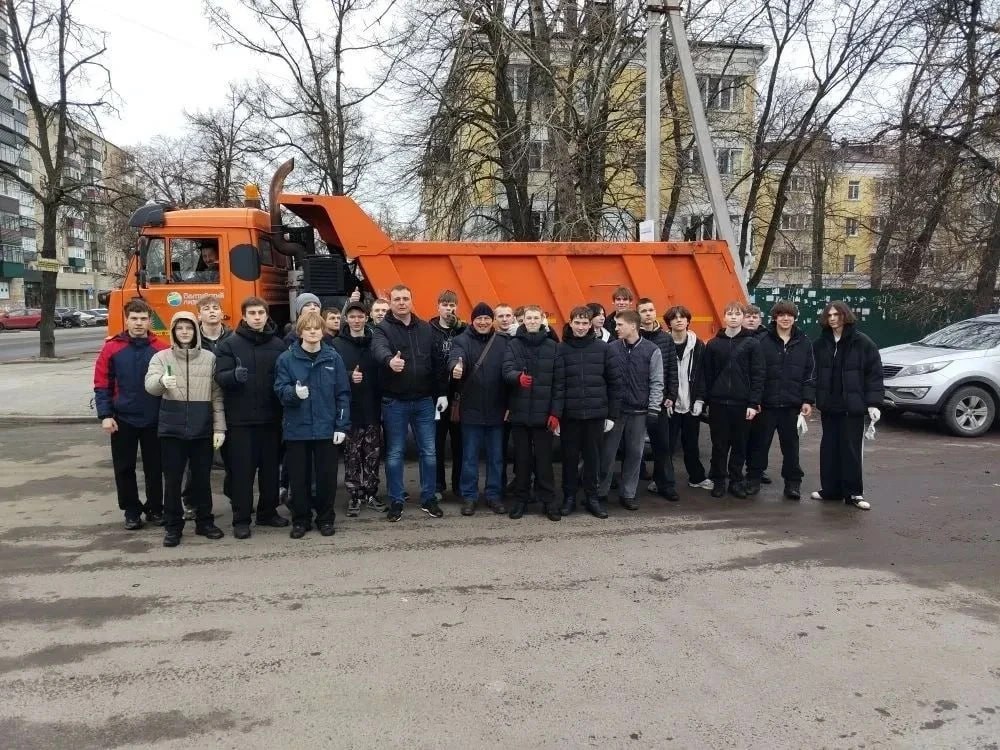 В Курске студенты и сотрудники техникума убрали более 3 кубометров мусора