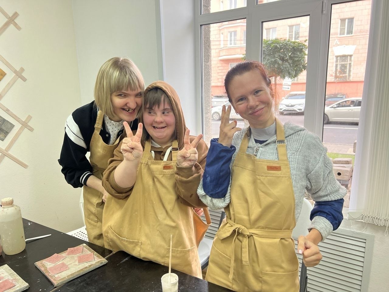 Екатерина Харченко: #ДышимВместе. В ремесленных мастерских Инклюзивного центра «Дышим вместе» трудится много ребят с синдромом Дауна Екатерина Харченко: #ДышимВместе. В ремесленных мастерских Инклюзивного центра «Дышим вместе» трудится много ребят с синдромом Дауна