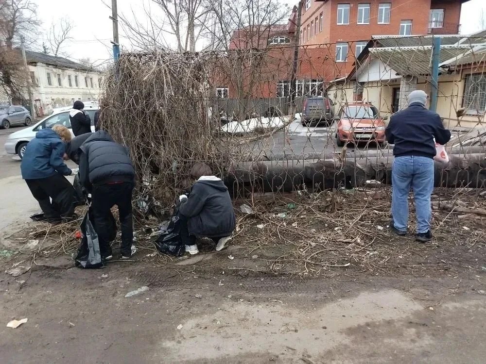 Куряне собрали 3 кубометра мусора на Привокзальной площади и улице Бутко