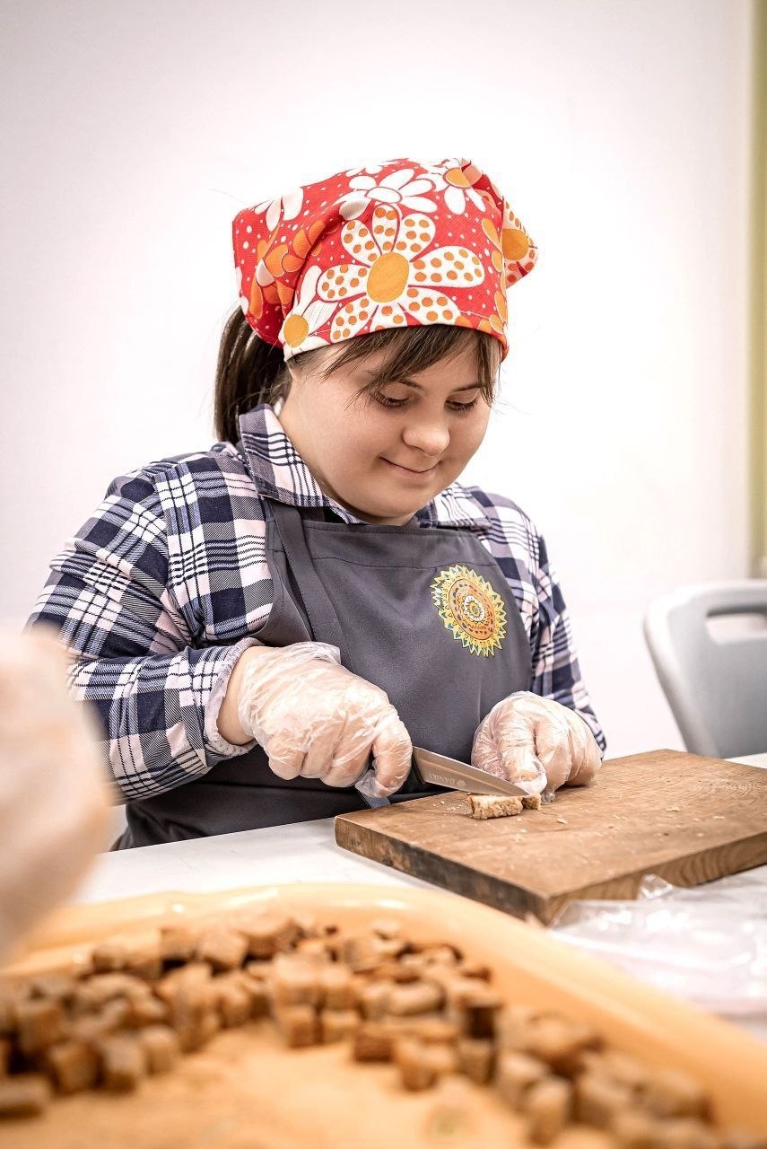 Екатерина Харченко: #ДышимВместе. В ремесленных мастерских Инклюзивного центра «Дышим вместе» трудится много ребят с синдромом Дауна Екатерина Харченко: #ДышимВместе. В ремесленных мастерских Инклюзивного центра «Дышим вместе» трудится много ребят с синдромом Дауна