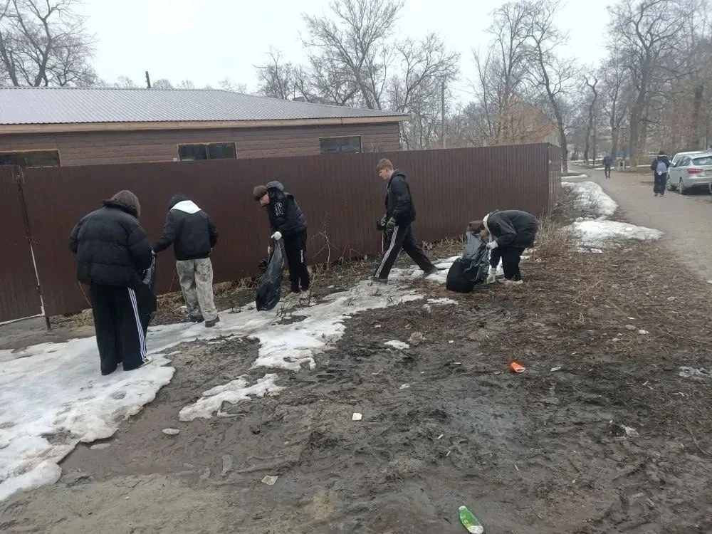 Куряне собрали 3 кубометра мусора на Привокзальной площади и улице Бутко Куряне собрали 3 кубометра мусора на Привокзальной площади и улице Бутко