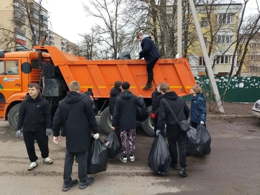 Куряне собрали 3 кубометра мусора на Привокзальной площади и улице Бутко Куряне собрали 3 кубометра мусора на Привокзальной площади и улице Бутко